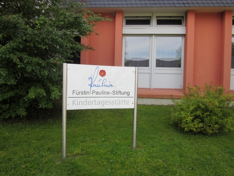 Logo am Eingangsbereich der Kindertageseinrichtung der Fürstin-Paulinen-Stiftung "Im Hofkamp".