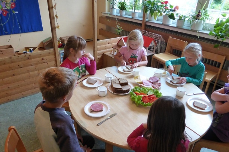 Kinder am Frühstückstisch.