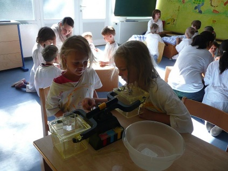 Kinder beim Experimentieren mit Wasser.