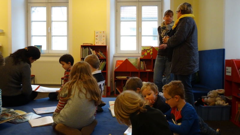 Aktion mit Kindern: Ausflug in die Stadtbücherei.