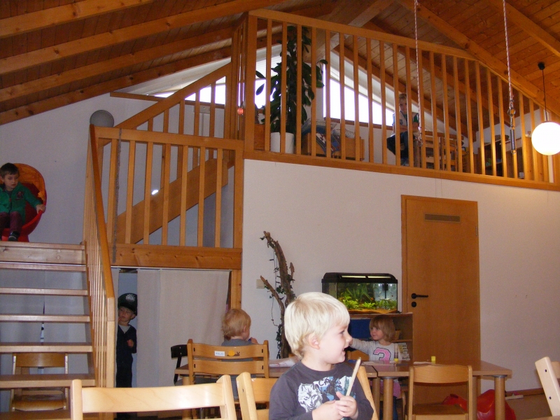 Alle Gruppenräume haben einen Rollenspiel-, Kreativitäts-, Freispiel- und Bau-und Konstruktionsbereich. 2 Gruppen haben eine Spielempore (im Bild), die über eine sichere Treppe erreichbar ist