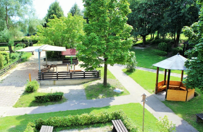 Vorderer Spielbereich im Außengelände