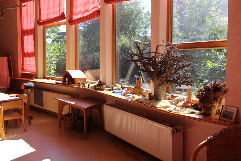 Fensterbrett mit Bauernhof und Zwergenwald.