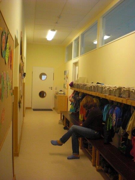 Flur-und Garderobenbereich vor der Gruppe der unter dreijährigen Kinder.