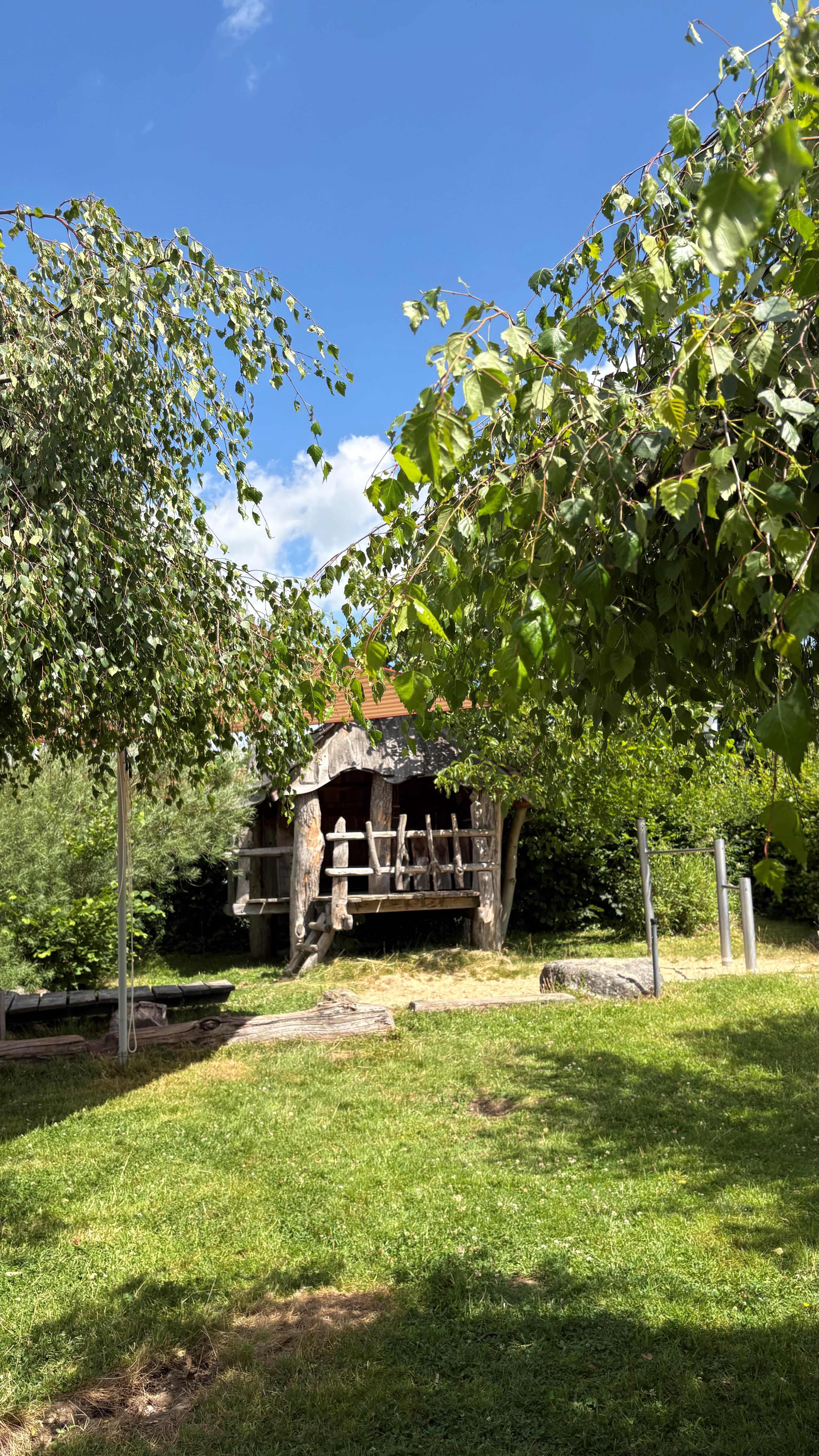 Mal ist es eine geheime Ritterburg, mal ein gemütliches Waldcafé - das Baumhaus verwandelt sich täglich neu.